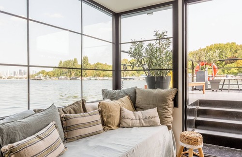 Saint-Cloud Boat Rental | Timeless barge in Paris sauna-hammam jacuzzi