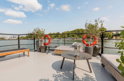 Saint-Cloud Boat Rental | Timeless barge in Paris sauna-hammam jacuzzi