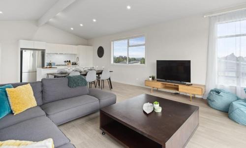 Taupo House | Timeout @ Taupo - Lake Views
