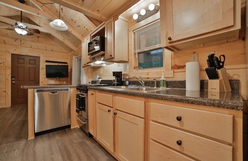 Lookout Valley Neighborhood Association Apartment | Tiny Cabin Village | Private Hot Tub | Lynda Cabin