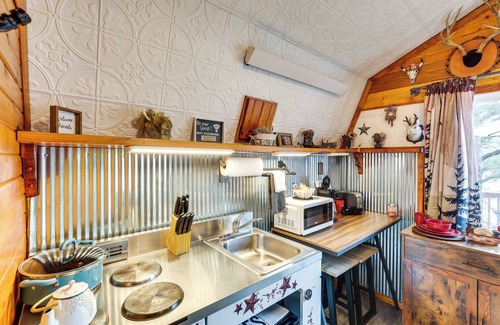 Hermosa Cabin | Tiny Cabin w/Outdoor Dining Area - Near Keystone!