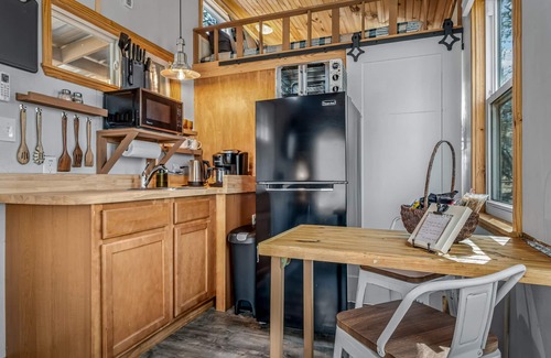 Mentone Cabin | Tiny Cub House | Mentone | 1.7 Acres | Fast Wi-Fi | Dog Friendly | BBQ | FirePit