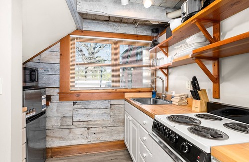 St. Louis County Cottage | Tiny Driftwood Cottage Near Beach Access