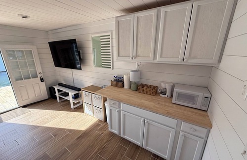 Rock Harbor Boat Rental | Tiny Floating Cabin on Norris Lake!