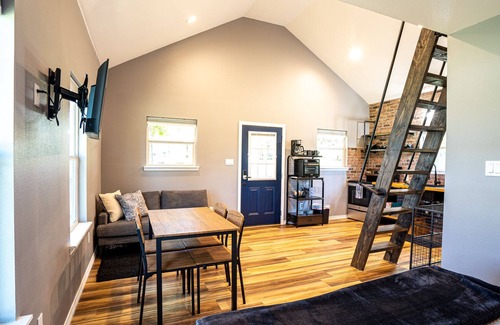 Canyon Lake Apartment | Tiny Home in Canyon Lake 5 mins to Lake & River, Prime Area, Pet Friendly!