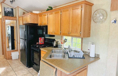 Lindell Beach Cabin | Tiny Home in Holiday Resort 2 min drive to Lindell beach