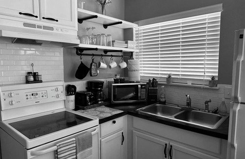 Highland Park Apartment | Tiny home in vibrant downtown San Antonio only minutes away from many sites.