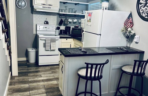 Highland Park Apartment | Tiny home in vibrant downtown San Antonio only minutes away from many sites.