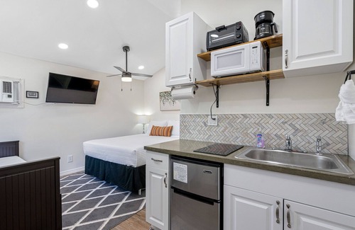 Northeast Tampa House | Tiny Home Near USF and Downtown—Patio, Fast Wi-fi
