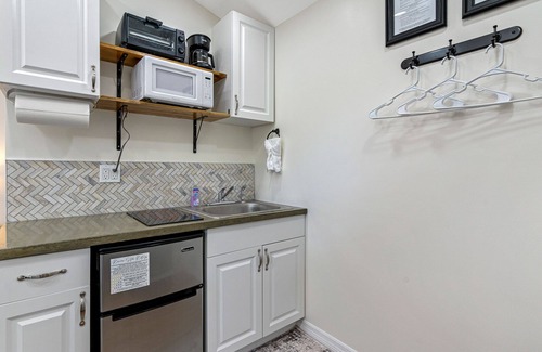 Northeast Tampa House | Tiny Home Near USF and Downtown—Patio, Fast Wi-fi