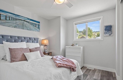 Vernon House | Tiny home · Swan Lake Tiny Home - Pool, Hot Tub & Lake access