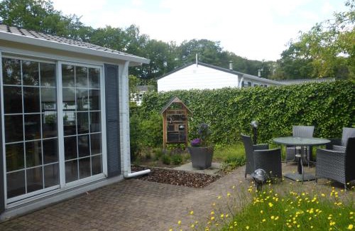 Municipality of Oisterwijk Ski Chalet | Tiny house Appelvinkje, huisje met bedstee in bosrijke omgeving