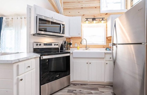 Guntersville Cottage | Tiny House Cabin w/Private Firepit + Boat Parking Mins to Boat Ramps