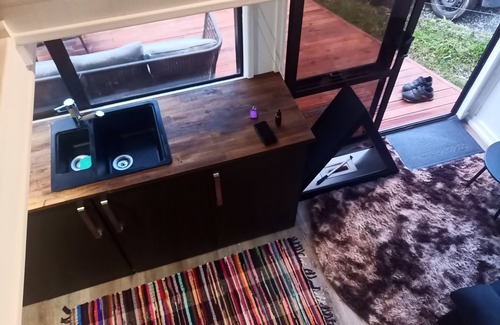 Hikumutu House | Tiny House In the Hills - 6 min from Town - Wi-Fi - Rural