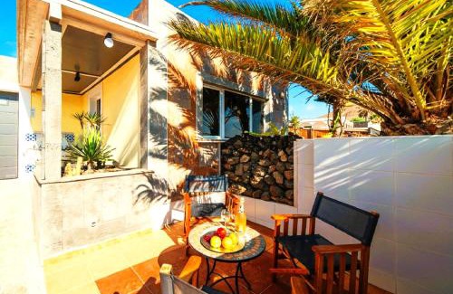 La Asomada Apartment | Tiny House MADORA - sea view - amazing garden - quiet location - Bodegas & hiking trails nearby