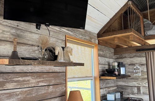 Social Circle Cabin | Tiny house on 50+ acre farm. Easy drive to Covington square and more!