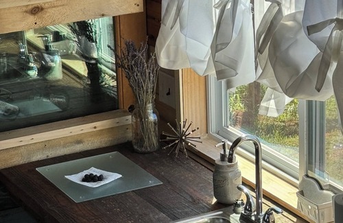 Social Circle Cabin | Tiny house on 50+ acre farm. Easy drive to Covington square and more!