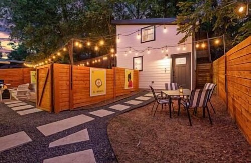MLK House | Tiny House-Sleeps 4-Kitchen-Washer/Dryer-Patio
