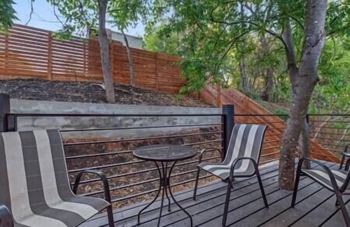 MLK House | Tiny House-Sleeps 4-Kitchen-Washer/Dryer-Patio