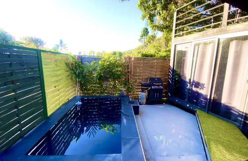 Punaauia House | Tiny house under a tree by Vaiava beach