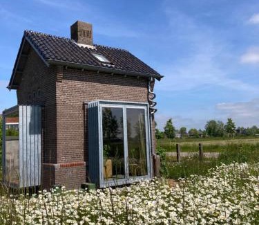 Wirdum Apartment | Tiny house Van hoogspanning naar ontspanning