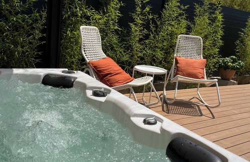 Eoures Condo | Tiny House with real Jacuzzi in the heart of Provence