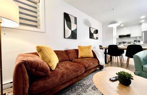 Longue-Pointe Apartment | Tiny Penthouse Big Balcony Central & Cozy