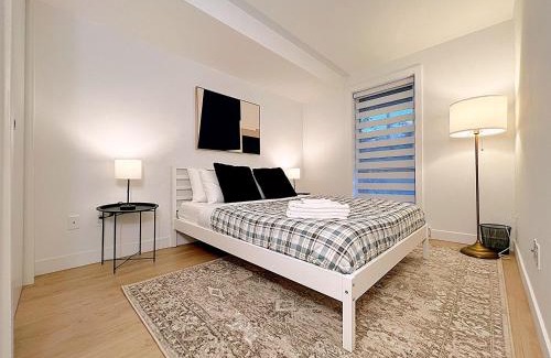 Longue-Pointe Apartment | Tiny Penthouse Big Balcony Central & Cozy