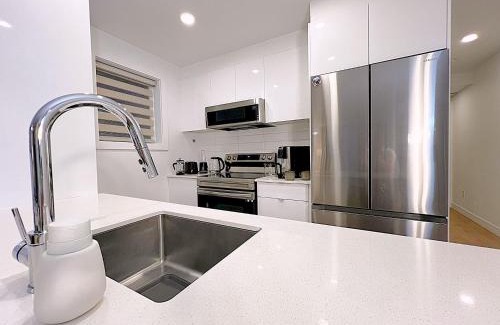 Longue-Pointe Apartment | Tiny Penthouse Big Balcony Central & Cozy
