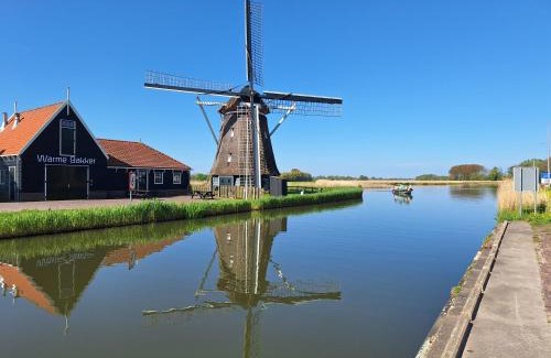 Oterleek Apartment | Tinyhouse NATUURHUISJE met veranda Bij de Molen tussen Alkmaar en Hoorn