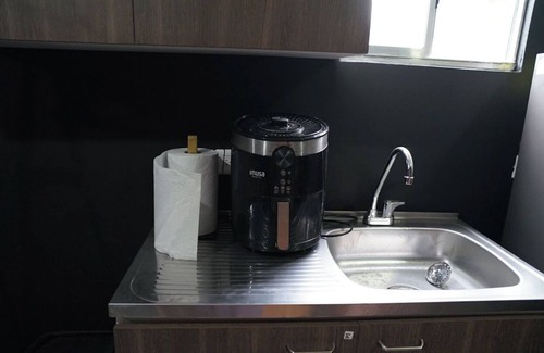Tolu Cabin | TinyHouse with Queen Bed and Hot Water Shower Near Airport and Beach