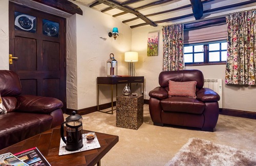 Kendal Cottage | TIPSY GIN COTTAGE, romantic, with open fire in Crosthwaite