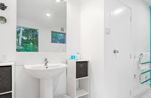 Titirangi House | Titirangi Artistic Haven | Wifi & Native Trees