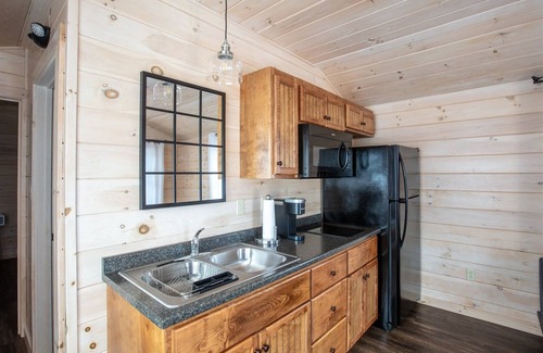 North Sebago Villa | Titmouse Limit 4 2 Bedroom Cabin