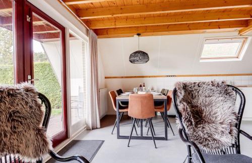 Zwiggelte House | Tjiftjaf I Huisje met Uitzicht op Ruime Tuin