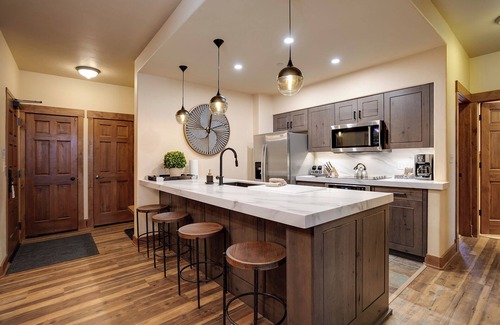 Steamboat Springs Condo | TL2103 | Easy access to Slopes | Beautiful Décor | Winter Shuttle | Hot Tubs