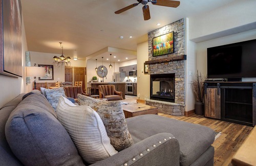 Steamboat Springs Condo | TL2103 | Easy access to Slopes | Beautiful Décor | Winter Shuttle | Hot Tubs
