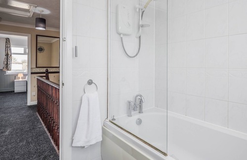 Tilbury House | TMS Spacious 3-Bed House! Tilbury! Free parking!