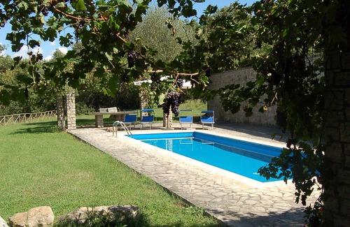 Fratta Villa | TODI NEARBY Stone farmhouse, with pool, garden, bush and Wi Fi