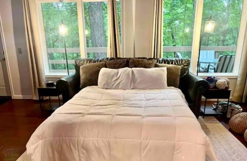 Rockbridge Cabin | Toasty S'more Cabin in Rockbridge, OH w/ Hot Tub