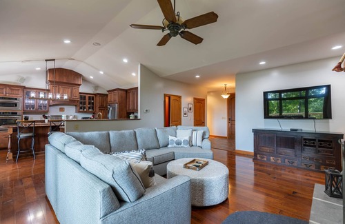 Fleetwood House | Tobey's Den - 4BR pet friendly home in Fleetwood with seasonal views & hot tub!