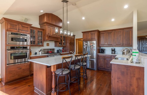Fleetwood House | Tobey's Den - 4BR pet friendly home in Fleetwood with seasonal views & hot tub!