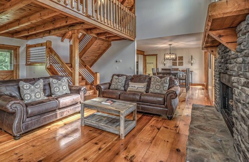 Blue Ridge Cabin | Toccoa Overlook - Modern | River Views | Hot Tub & Pool Table