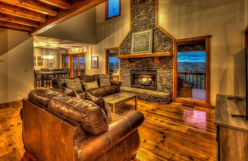 Blue Ridge Cabin | Toccoa Overlook - Modern | River Views | Hot Tub & Pool Table