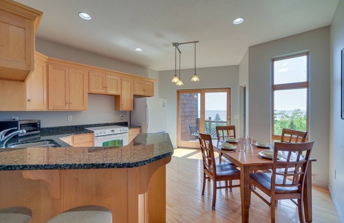 Tofte House | Tofte Tranquility: Lakefront Townhome w/Balcony!