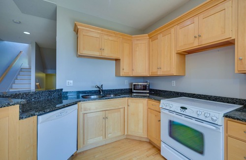 Tofte House | Tofte Tranquility: Lakefront Townhome w/Balcony!