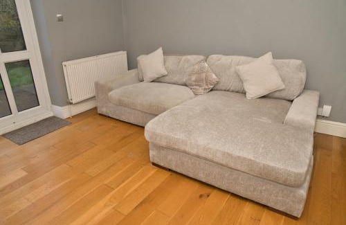 Ealing Common Apartment | Together in Ealing, Delightful 2-Bed Flat with Garden, Patio & Parking, Sleeps 5