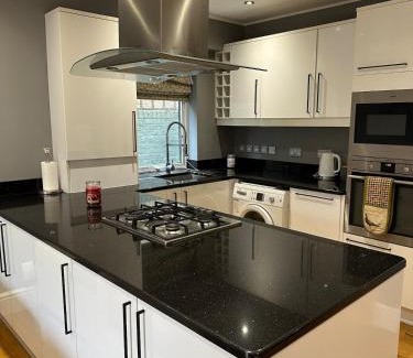 Ealing Common Apartment | Together in Ealing, Delightful 2-Bed Flat with Garden, Patio & Parking, Sleeps 5