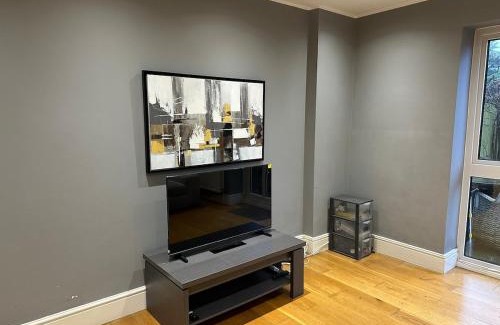 Ealing Common Apartment | Together in Ealing, Delightful 2-Bed Flat with Garden, Patio & Parking, Sleeps 5