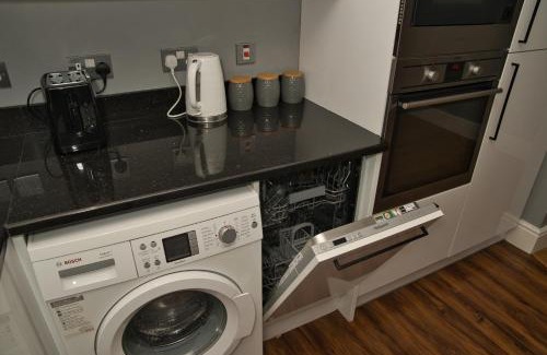 Ealing Common Apartment | Together in Ealing, Delightful 2-Bed Flat with Garden, Patio & Parking, Sleeps 5